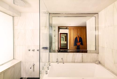 luxury-room-spa-wing-gallery-4